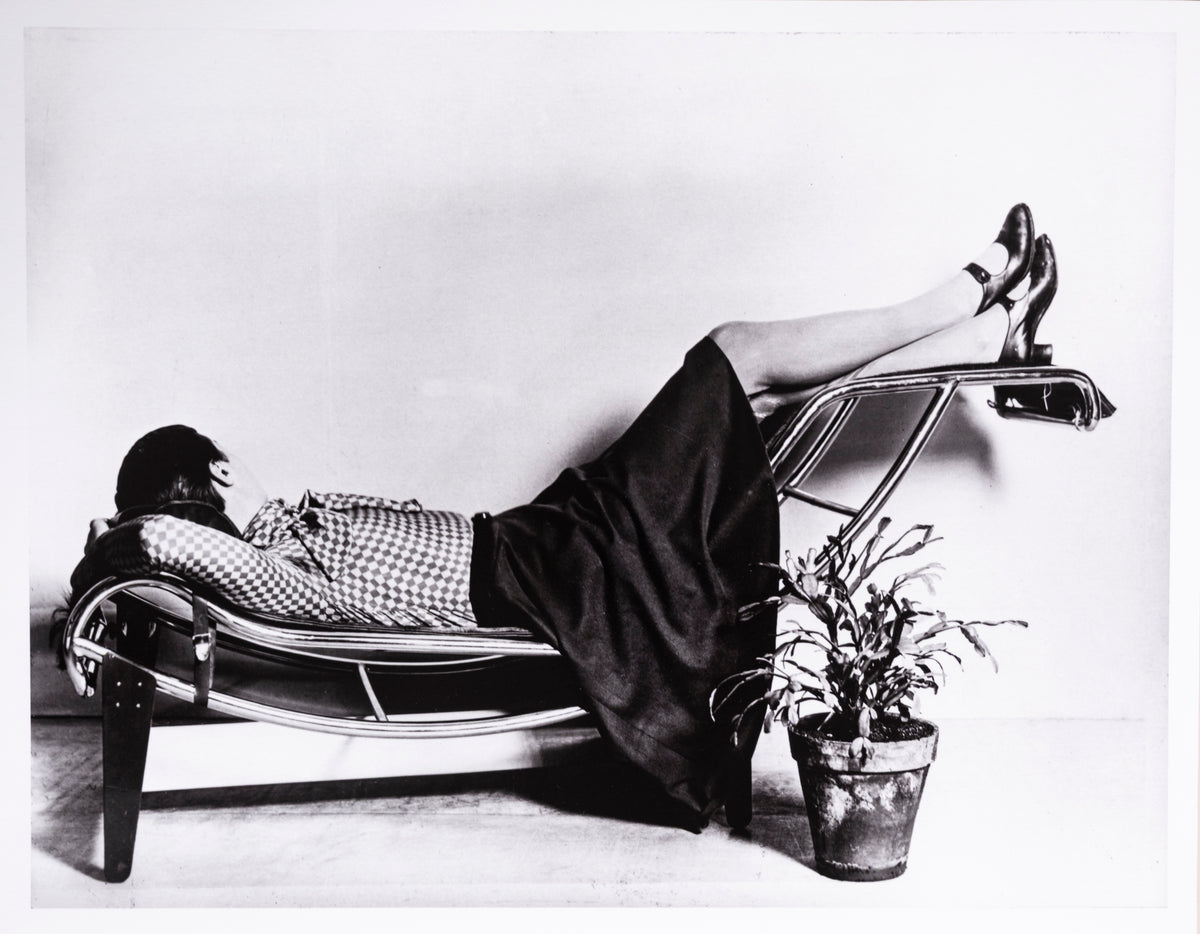 Kunstdruck Sonderedition, Charlotte Perriand auf der Chaise Longue Basculante, 1928